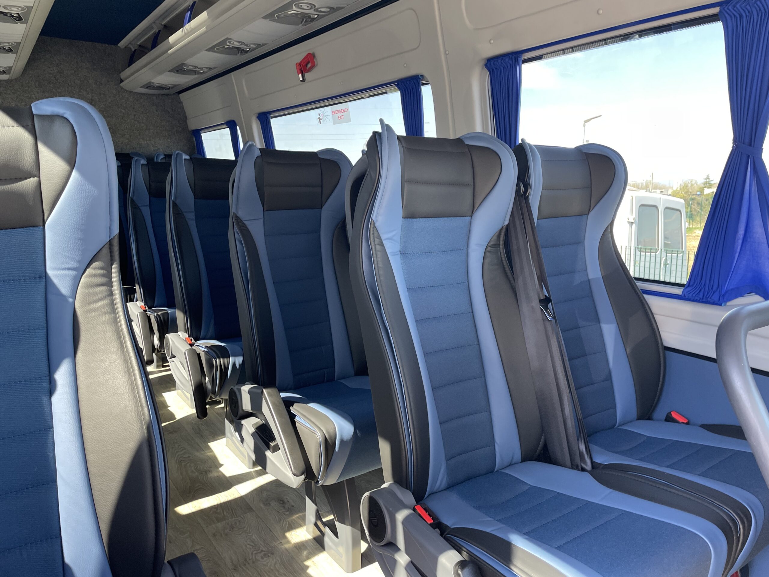 Shuttle e minivan per trasferimenti con conducente